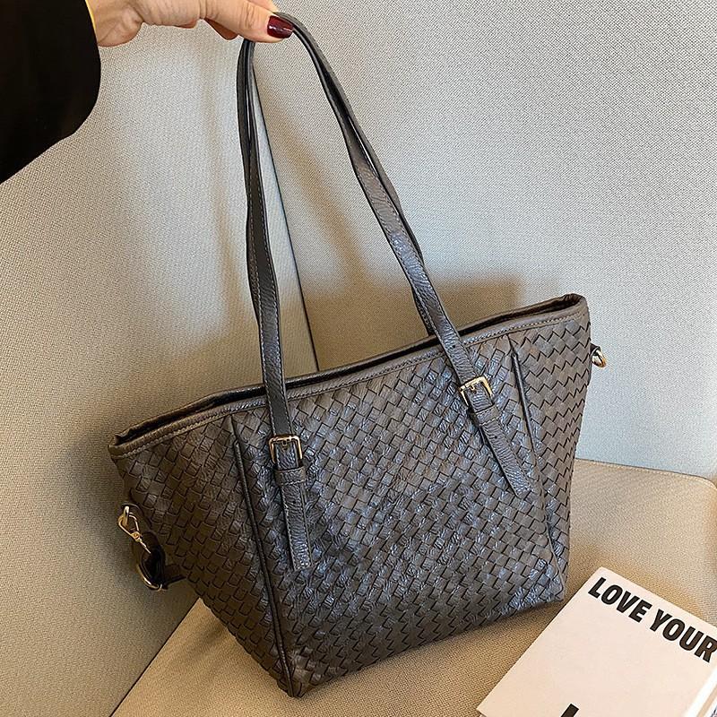

Large-capacity Woven Bag Women s 22 Classic Retro Handbag High-quality Commuting Cross-body сірий