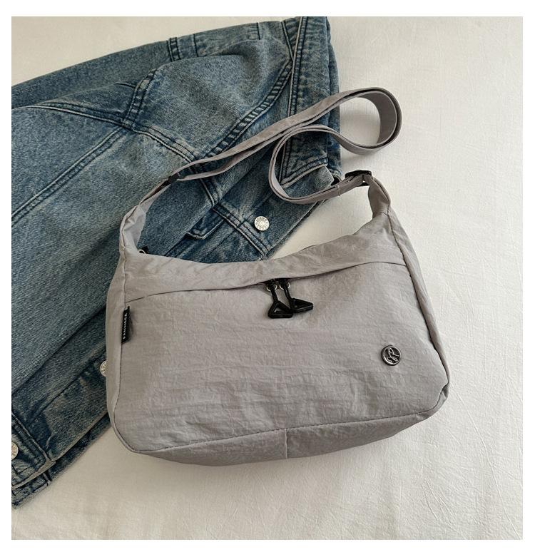 Lightweight going out simple messenger bag multi-functional nylon portable dumpling bag fashionable commuter niche shoulder bag