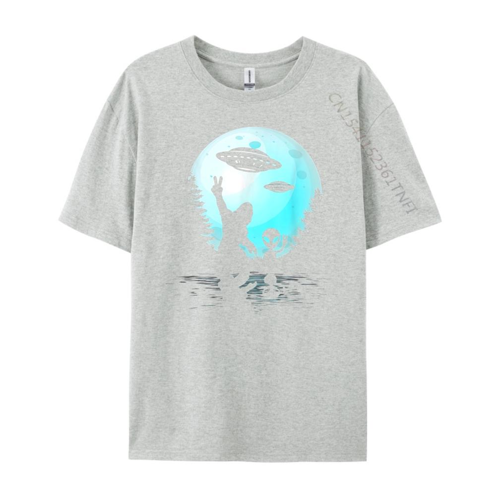 Alien And Bigfoot Full Moon Sasquatch UFO Vintage T Shirt Men Printed TShirt High Quality Graphic Clothes