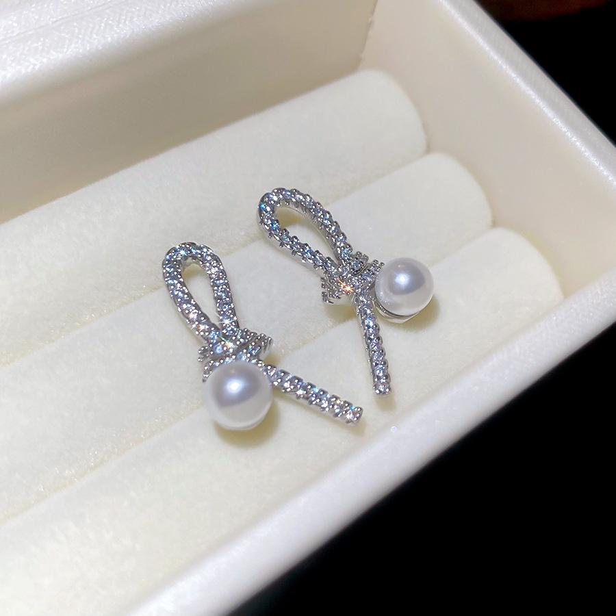 Серебряные серьги-гвоздики с цирконами и узлом, жемчужные, в стиле холодного ветра, нишевые, с темпераментом, элегантные, универсальные, серьги в стиле легкой роскоши