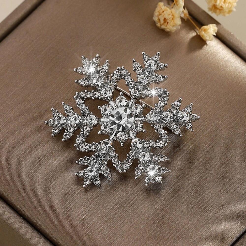 Versatile Rhinestone Pin Zinc Zinc Alloy Decorative Brooches Casual Christmas Snowflake Brooch Winter