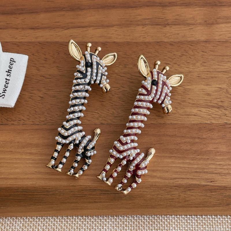 Red Black Enamel Cartoon Giraffe Imitation Pearl Long Brooch Unisex Casual Accessory for Women and Men