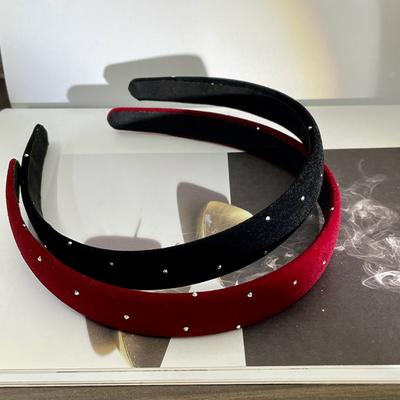 2-teiliges europäisches und amerikanisches rotes schwarzes Samt-Stirnband für Damen Mädchen Haarbänder Elegantes Haarband für Feiertags-Party Haaraccessoires