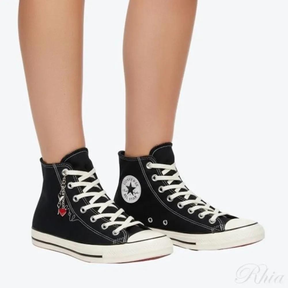 Converse A19056C Chuck Taylor All Star Hearts Черный Эгрет День S ВПЕРЕД 250