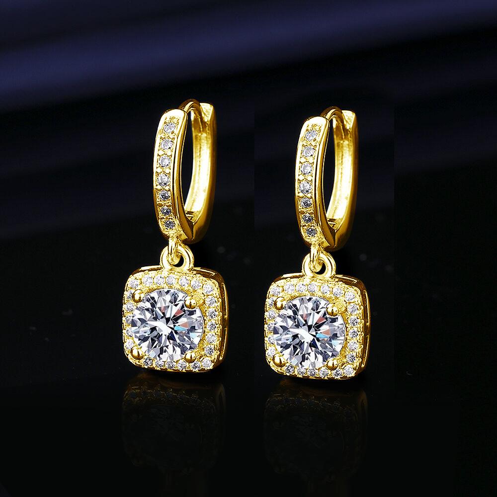 

Трендова квадратна сумка принцеси та набір срібних сережок з муасанітом в один карат і цирконієм