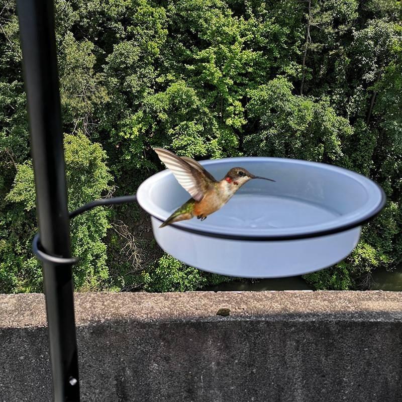 Hochwertiger Plastik-Vogelfutterspender mit stabilem Metallständer und vielseitiger Kolibri-Wasserschale für den Außenbereich