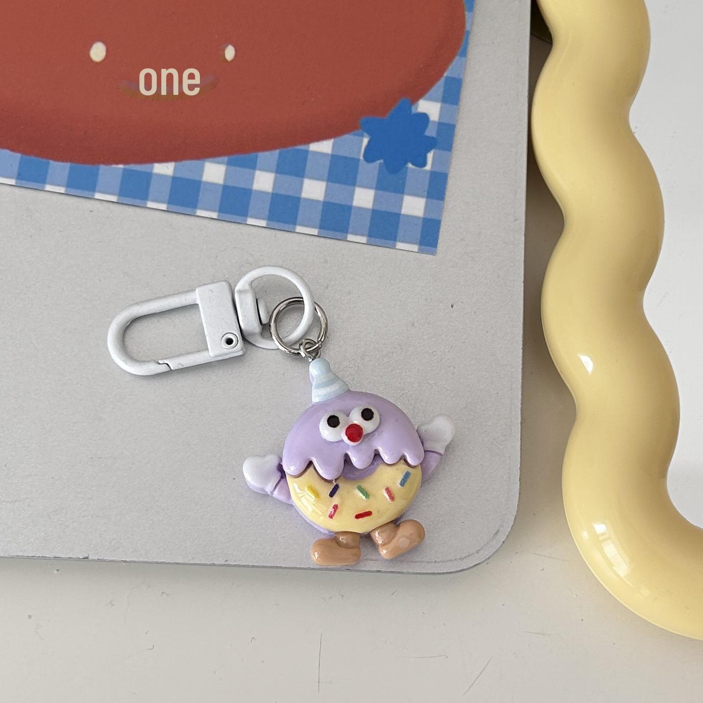 

White Button G72 Biscuit-Shaped Keychain: Cute Cookie Simulation of Hands and Feet, Fun Food Pendant Accessory.