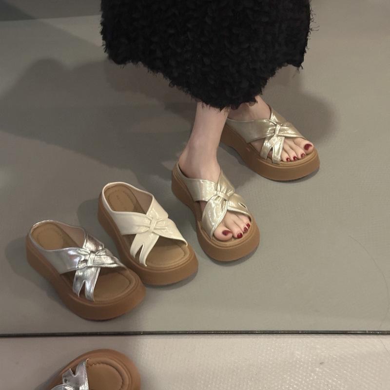 Platform Slippers Women's Summer Wear 2025 New Fashion Fairy Wind Cross Beach Shoes Small People Go Out Sandals
