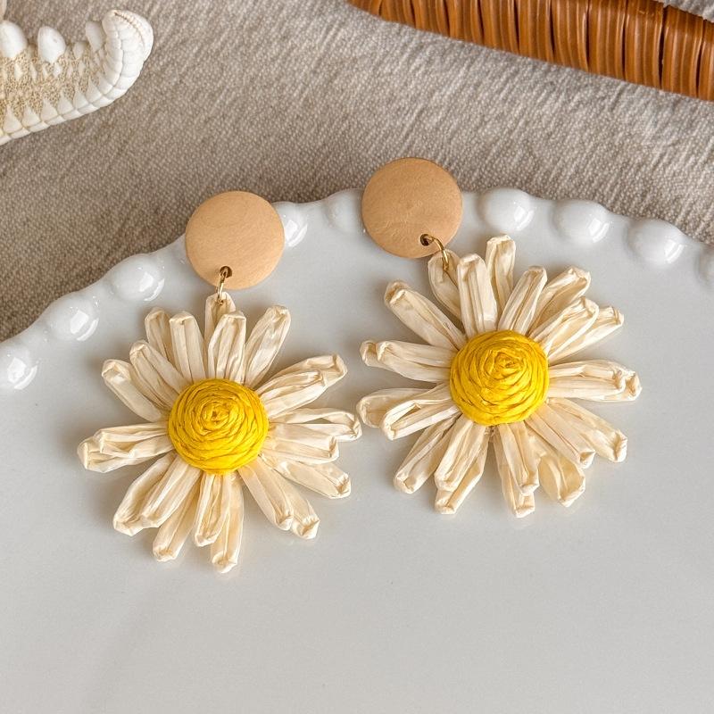 Cute Handmade Woven Sunflower Clip Earrings Raffia Flower Ear Clip for Women Beach Vacation Jewelry Gift Accessories Gifts