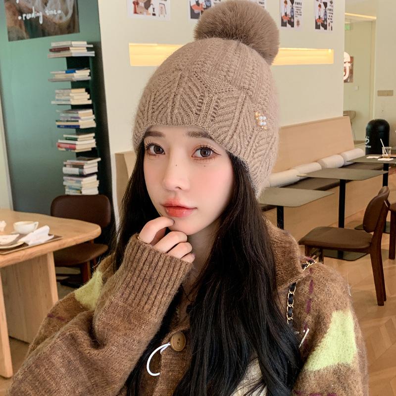 

Корейская версия новой осенне-зимней шапки для женщин, вязаная шерстяная шапка с жемчужной бриллиантовой маркировкой для зимы, теплая, с шерстяным помпоном, с защитой ушей, толстая One Size