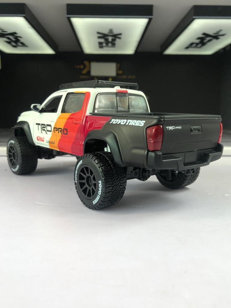 Maisto 1:27 Simulated Zinc Alloy 2023 Toyota Tacoma TRD PRO Model Car, Static Ornament, Metal Collectible Gift Car