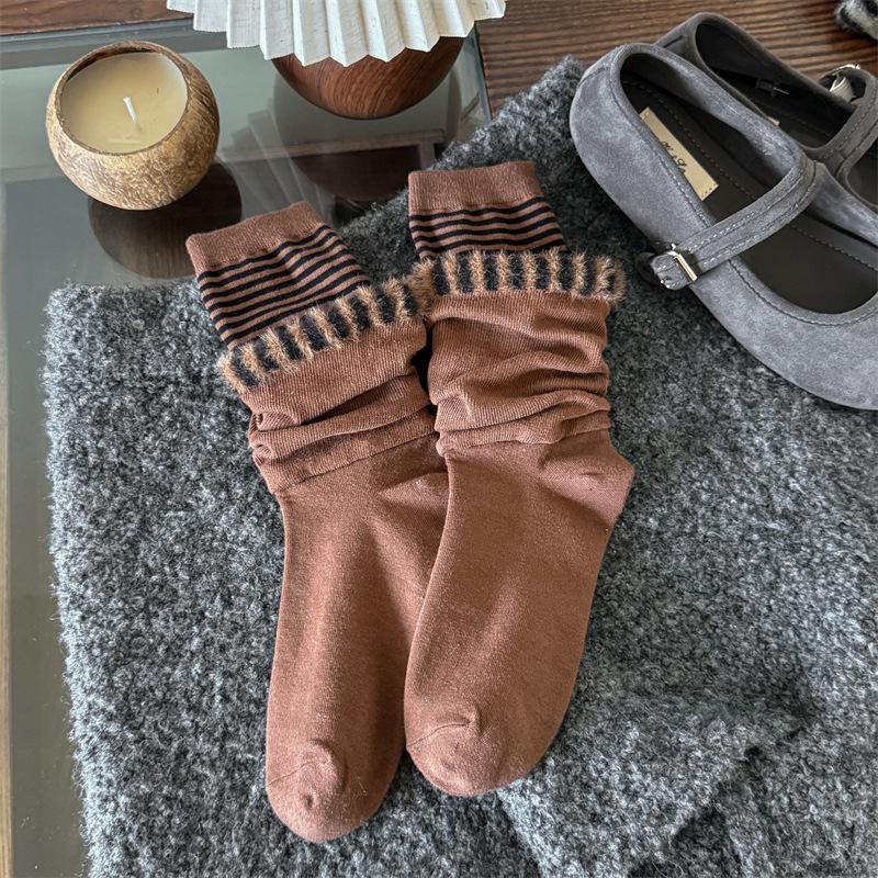 

Ladies Spring and Autumn Classic Fashion Foreign Style Striped Double Stitching Horn in The Barrel Pile Pile Cotton Socks 1 pair кавовий