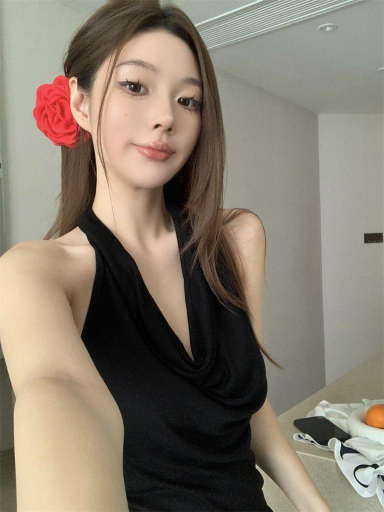 Spicy Girl Weißes Neckholder-Tanktop mit Wasserfallausschnitt - Damen Sommer Ärmelloses Rückenfreies Top.