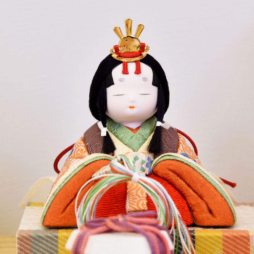 wooden Hina doll display with a round face and a stylish Made by Koichimitsu Compact, case-mounted case. Cute, miniature, white, design. Jinya.