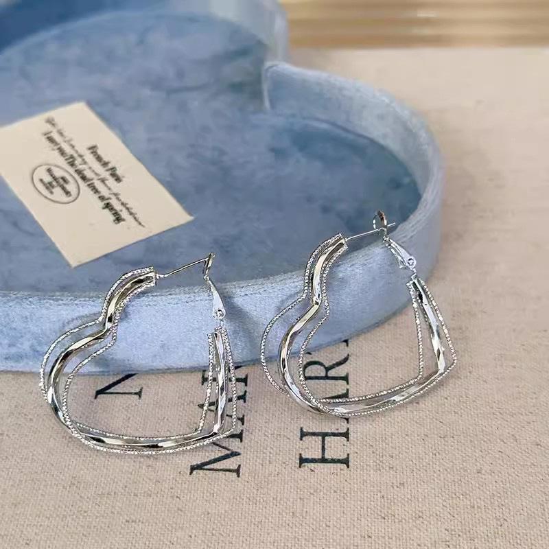 

Шикарные серьги-сердечки для женщин: Уникальный, модный и смелый дизайн серебряный