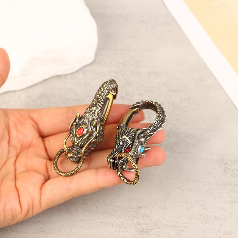 Pure Brass Red Eyes Dragon Head Keyrings Zodiac Dragon Keychain Vintage Muži Přezka v pase Přívěsek na klíče od auta Přívěsek na klíče Dárky Řemesla
