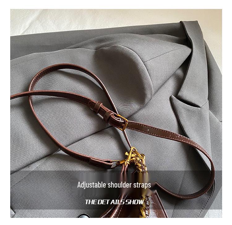 Korean Style Retro Handbag: High-End Fashion Shoulder Bag for Trendy, Versatile Commuter