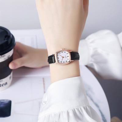 Small Square Belt Retro Women Watch Korejské módní Dámské Quartz Watch Fashion Všestranné dámské náramkové hodinky