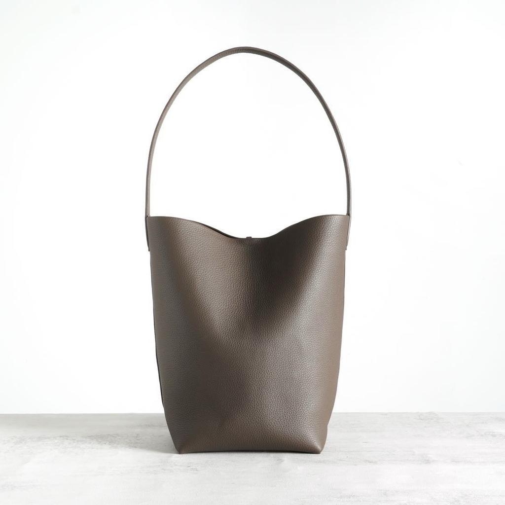 [High-quality] Genuine Leather Single Shoulder Portable Large-capacity High-end Sense Imported Light Drop Lychee Pattern Cowhide Commuter Bucket Bag
