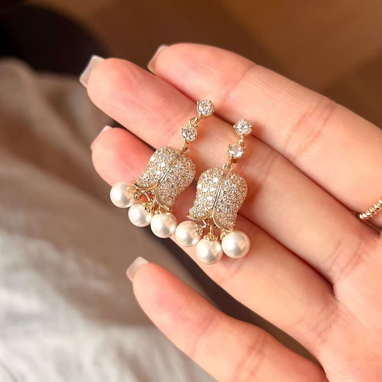 

[Blooming Lily of the Valley] Light luxury explosion full of diamonds Lily of the Valley flowers pearl stud earrings heavy industry