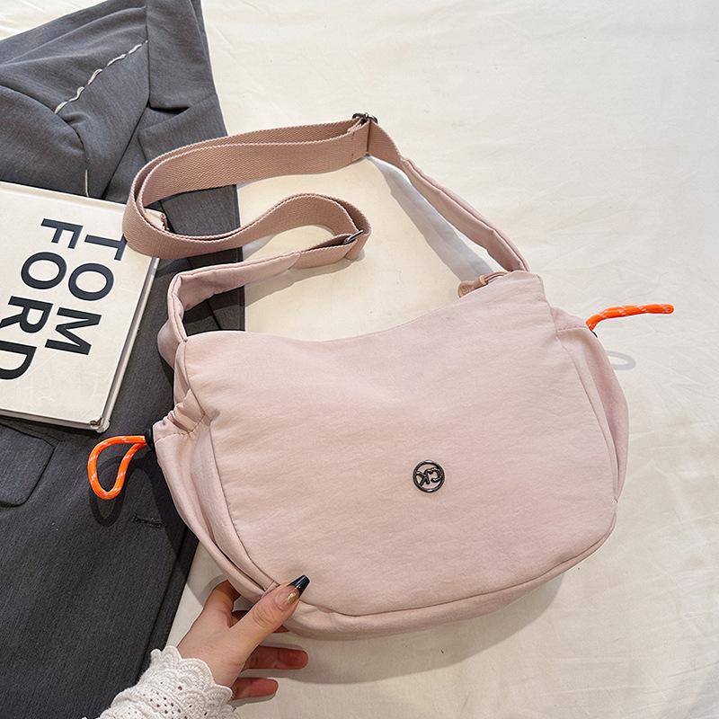 2025 new leisure sports messenger bag, the same travel bag for men and women, college students commuting to class, shoulder dumpling bag