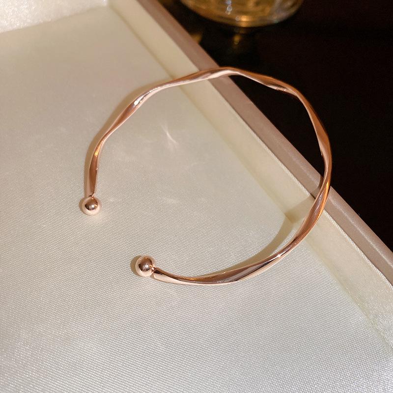 Twisted Minimalist High-End Fashion Bracelet - Trendy Niche Design for Women