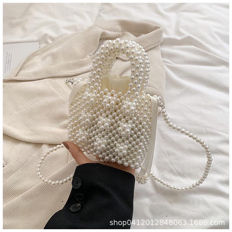 

Mini niche portable mouth red envelope pearl handwoven messenger small bag women s 2025 new foreign style shoulder bag