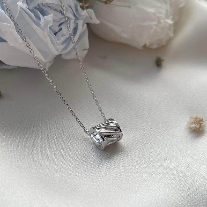 

Изысканная фоторамка Серебряная цепочка Золотой цилиндрический Золотая цепочка Простая Легкая роскошь Мода Персонализированные украшения Одиночный элемент Ожерелье