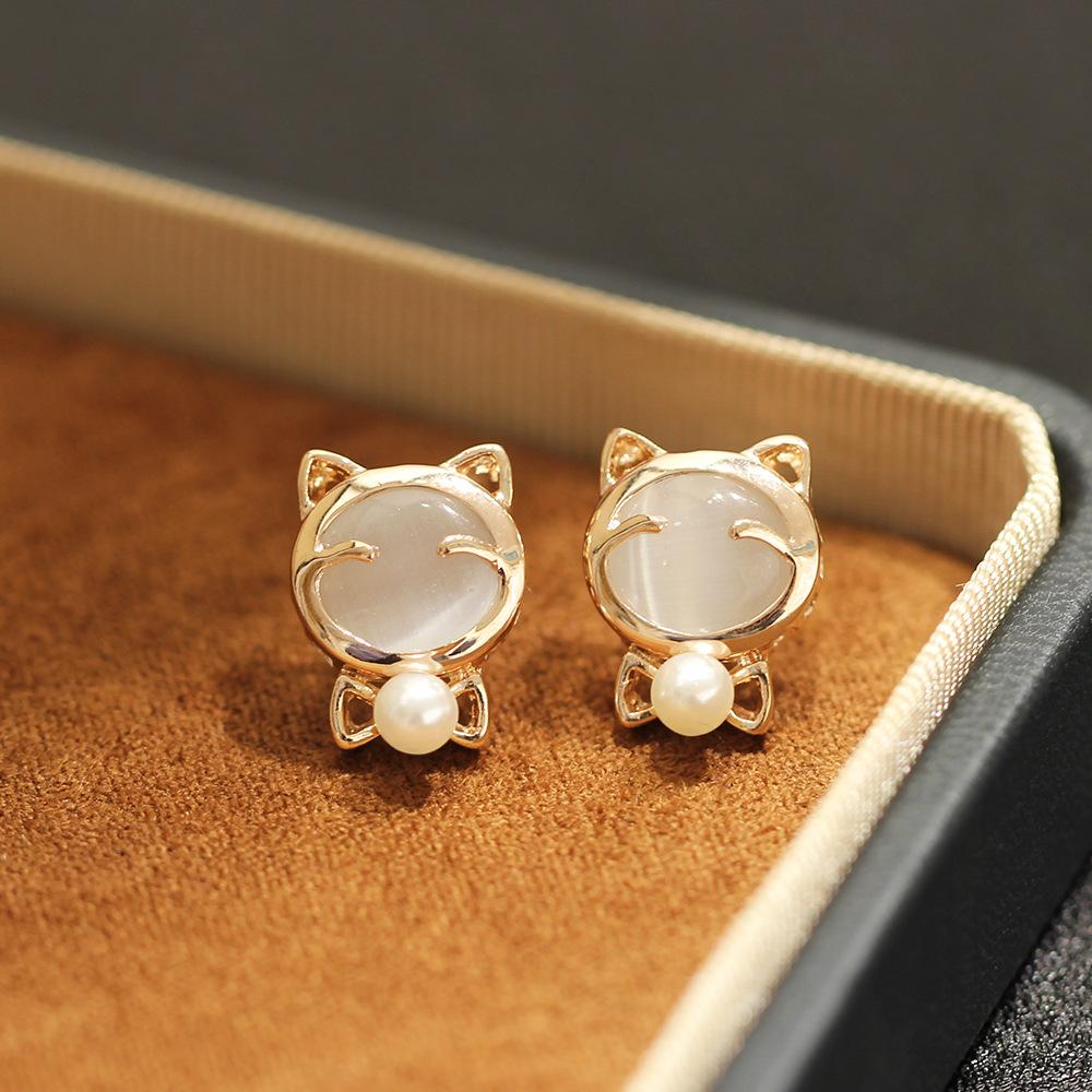 Cute and versatile cartoon gold-plated cat stud earrings artificial cat's eye stone powder white two-color ear clip no ear piercing earrings for women