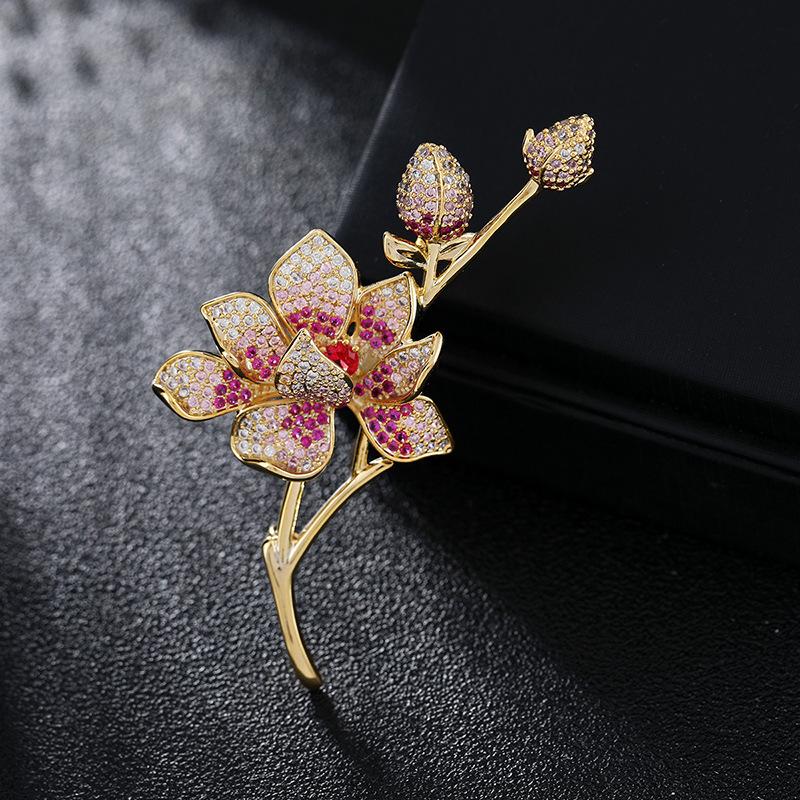 

Элегантная брошь Магнолия Роскошный Темперамент Женская Высококлассная Цветок Нежная Брошь Костюм Свитер Булавка Фиксированные Аксессуары