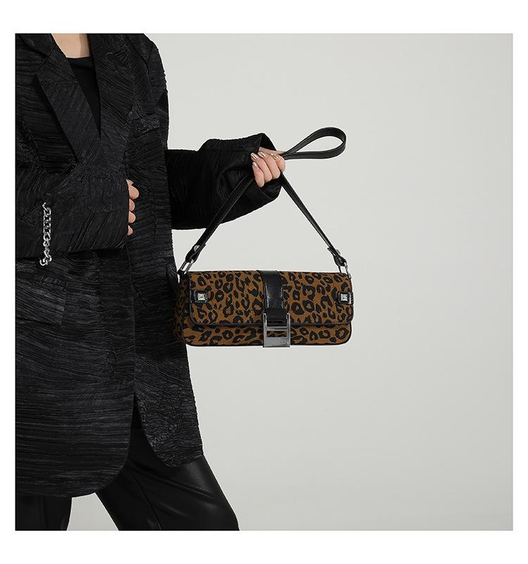 Niche leopard print underarm bag, fashionable retro high sense, commuting shoulder essential women's bag.
