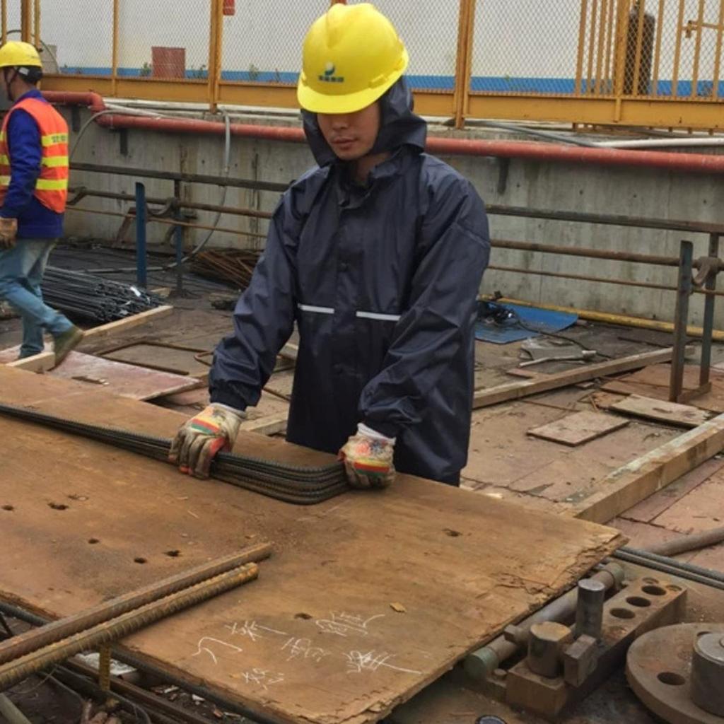 Durable Tear-Resistant Waterproof Raincoat and Pants Set for Outdoor Construction