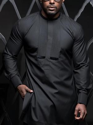 Set Negru Pliat din Două Piese pentru Bărbați Africani – Îmbrăcăminte Trendy, Casual și Versatilă.
