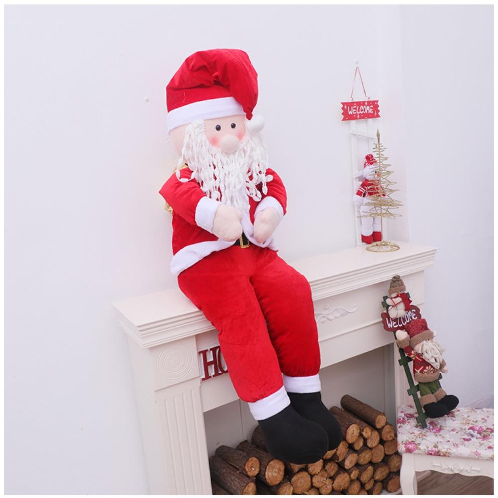 Rekwizyty Świętego Mikołaja, wózek z reniferami w pozycji siedzącej, Święty Mikołaj niosący paczkę z prezentami, świąteczna dekoracja okienna scena