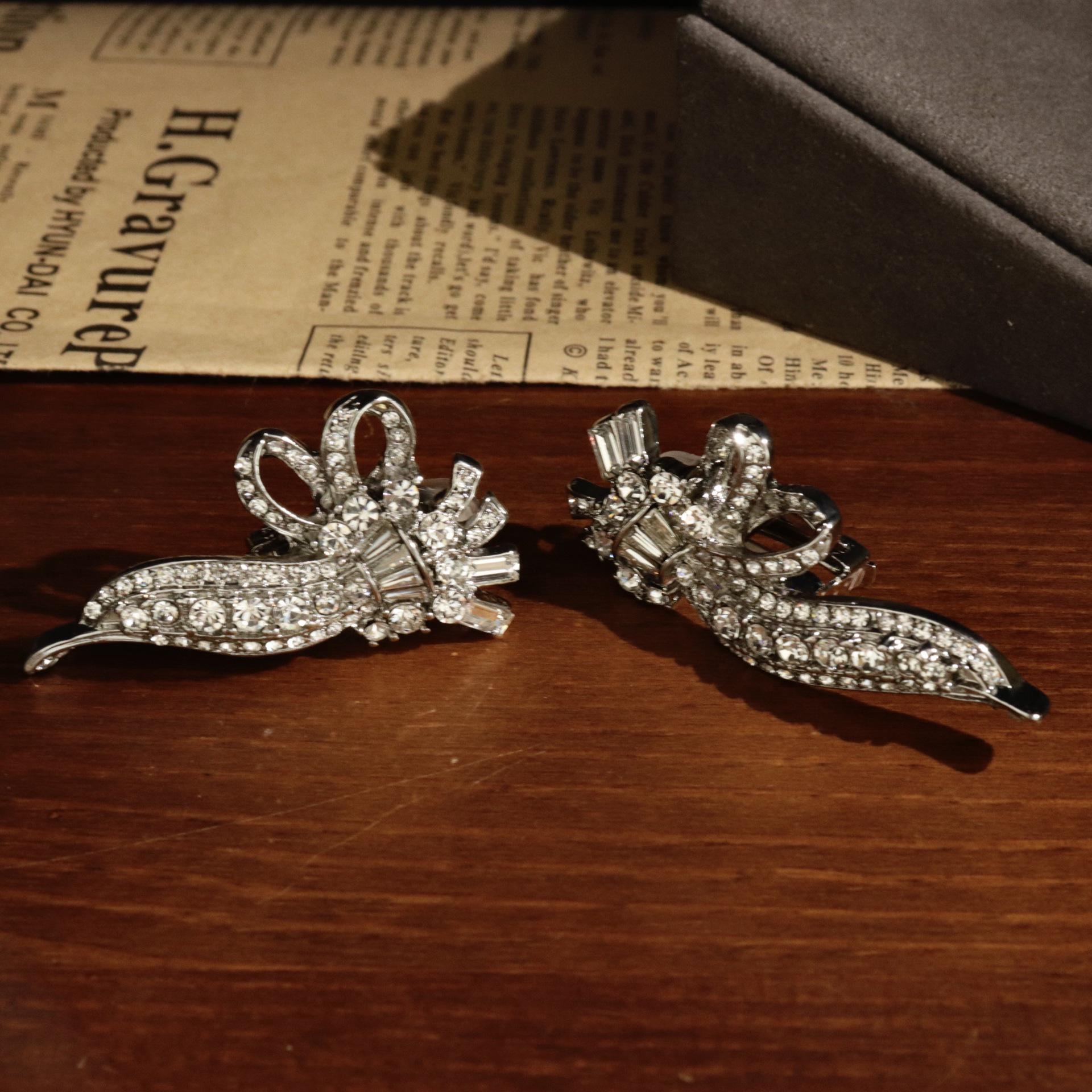 Vintage Luxury Style Full-Diamond Paved Symmetrical Stud Earrings: Exquisite Niche Design