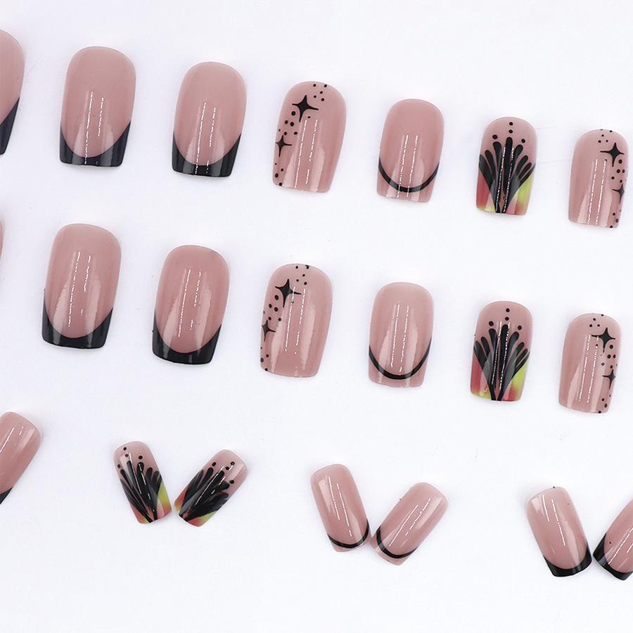 Ongles portables tendance noir et doré de longueur moyenne, style chic français unique