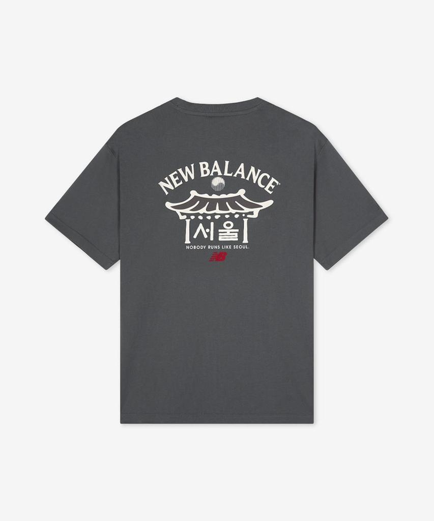 New Balance Seoul Giwa Exklusives Kurzarm-T-Shirt (HOLZKOHLE)