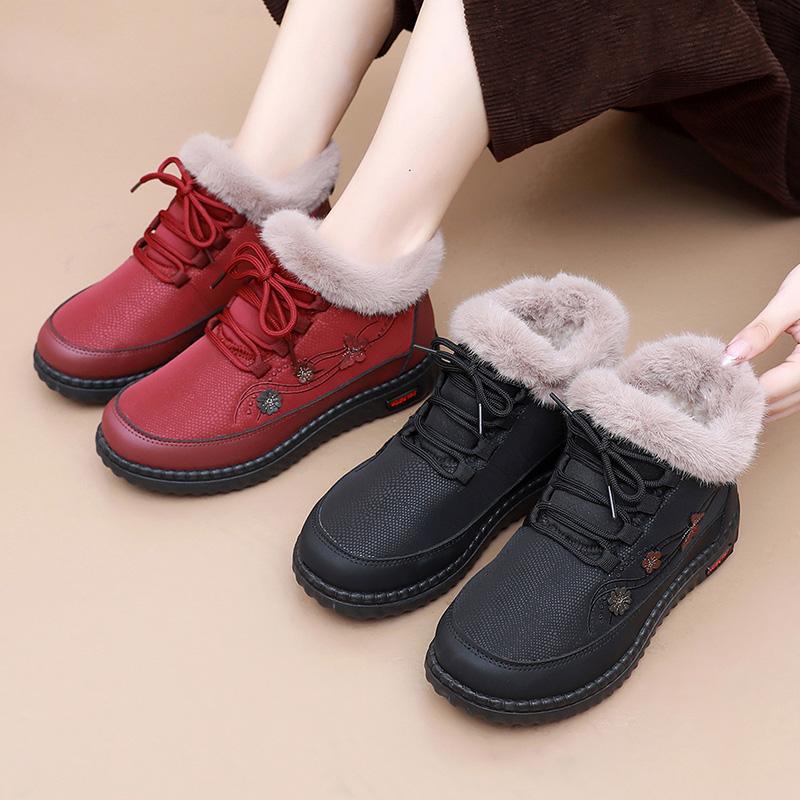 The New Fleece Warm Snow Boots Are Casual and Comfortable, with Anti-slip Shoes on One Foot