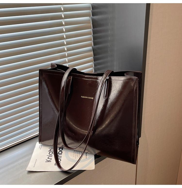 

Минималистичная сумка-тоут женская 2025 новая ретро большая вместимость для поездок на работу сумка через плечо модная нишевая сумка под мышкой тренд