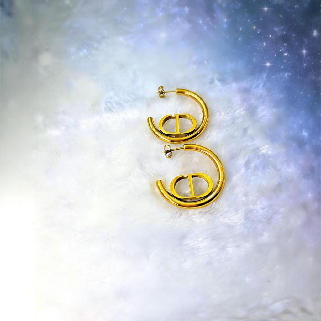 Brincos de Argola Metálicos Chiques com Letra D – Estilo Geométrico Elegante Europeu e Americano de Alta Qualidade para Mulheres