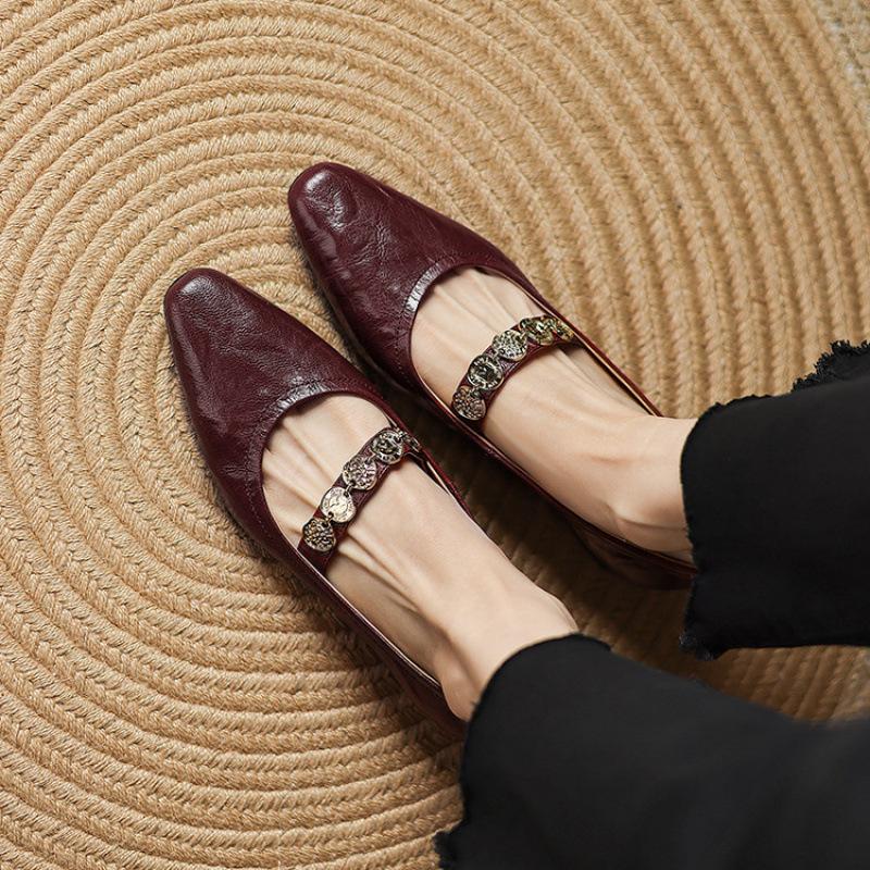 Französische Retro Mary Jane Schuhe mit quadratischer Spitze, vielseitige Damen Einzelschuhe, Frühling und Sommer neu, leichte Öffnung, niedriger Absatz, einfarbige Lederschuhe zum Pendeln