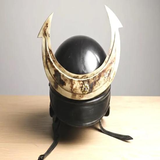 Handgefertigter Stahl-Samuraihelm mit Mondsichel-Kamm – Mittelalterliche Kabuto-Rüstungsreplik, Tragbarer Kriegerhelm, Sammlergeschenk