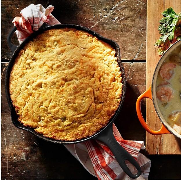 Чугунная сковорода/сервировочная Le Creuset Signature круглая 23 см, черная глянцевая (20182230000422)