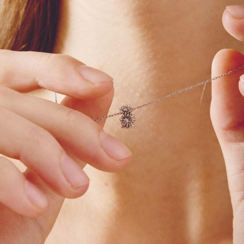 

noonoo fingers Boutique Flower Necklace WHITE GOLD