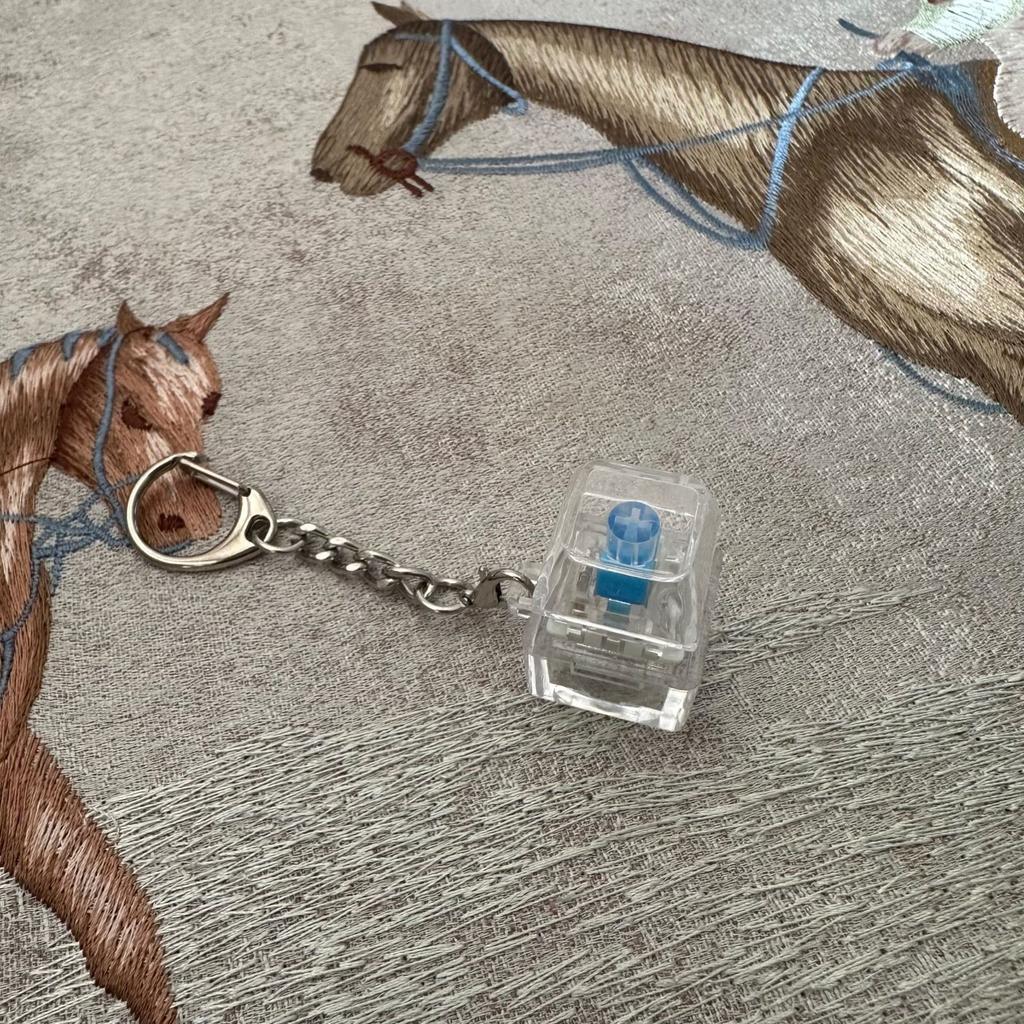 Unzip The Mechanical Keyboard With Light, Press The Keychain, And The Personalized Fully Transparent Light Unzips The Toy Schoolbag Keychain.