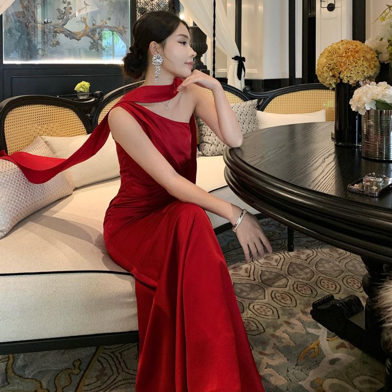 Neuer Chinesischer Morgenmantel Damen Braut Hochzeitsverlobungskleid High-End Leicht Luxuriöses Design Rotes Schrägschulter Toastkleid