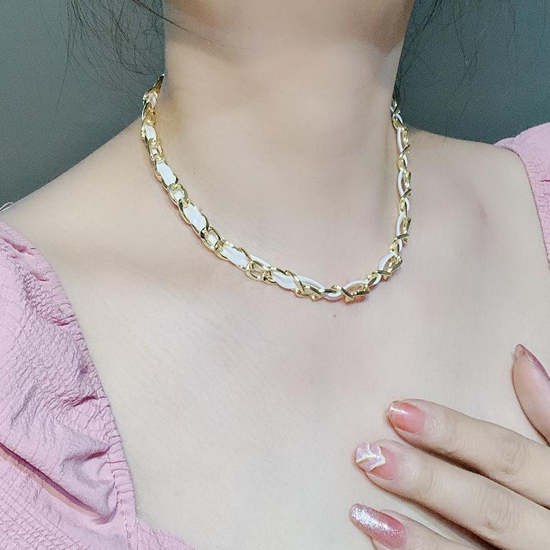 Elegant Metal Heart Clavicle Necklace for Women - Light Luxury Design