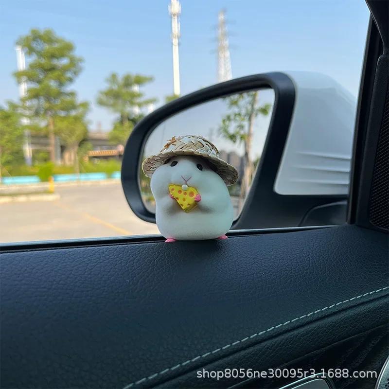 

Слепая коробка для съедающего хомяка Воображаемое творение Милая плюшевая кукла Машина для куклы Украшение для автомобиля Соломенная шляпа Маленький хомяк