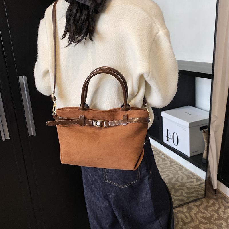 

Новая матовая сумка-тоут с ремнем, большая вместимость, сумка для поездок на работу, универсальная сумка-мессенджер, женская сумка 33.5*11*20 коричневый