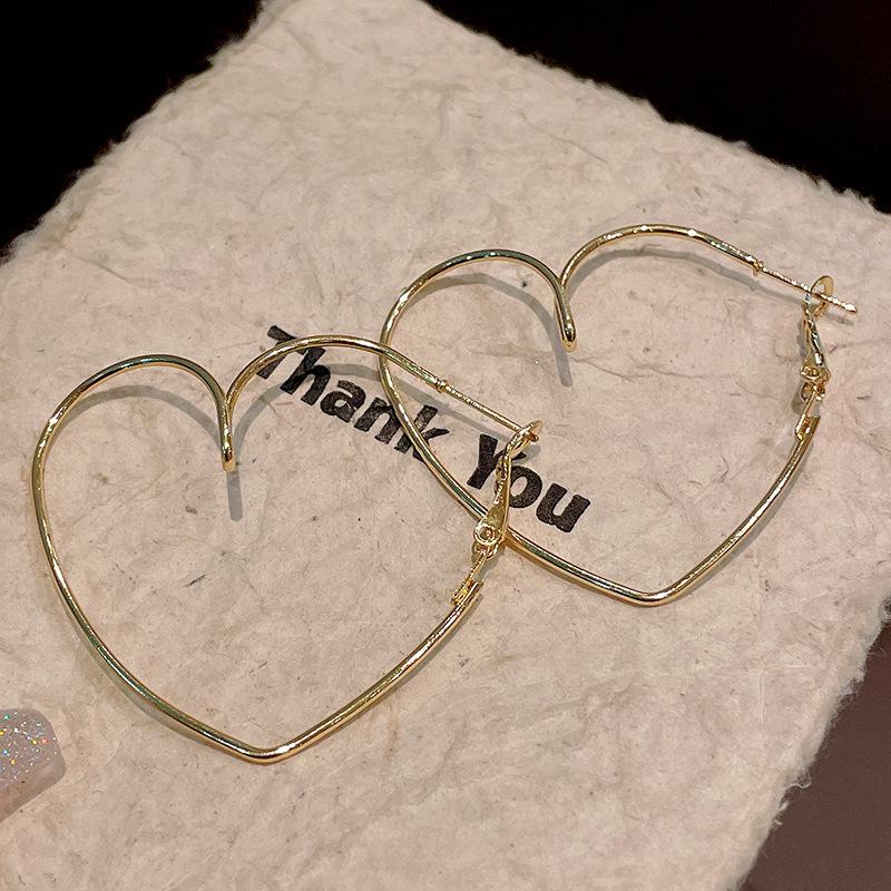 Niche design hollow love earrings women s high sense personality fashion stud earrings temperament light luxury versatile earrings